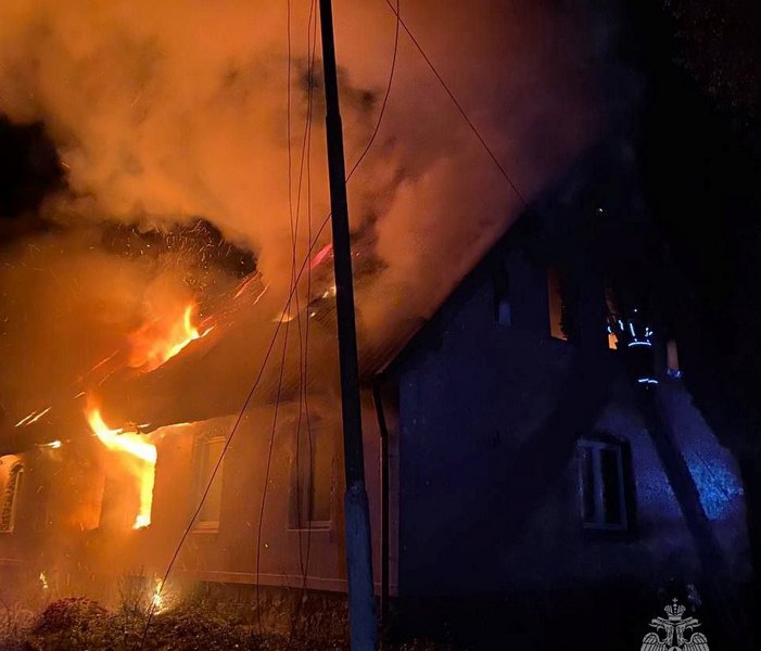 В калининграде горит дом. Пожар в Калининграде. Пожар стихийное бедствие. Пожар в зимнем Дворце.