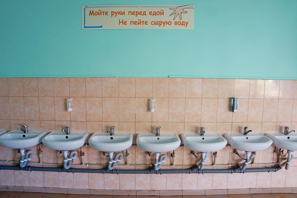 Вк школа туалет. Санузел в школе. Туалеты в российских школах. Фото школьного туалета. Школьные туалеты в Америке.