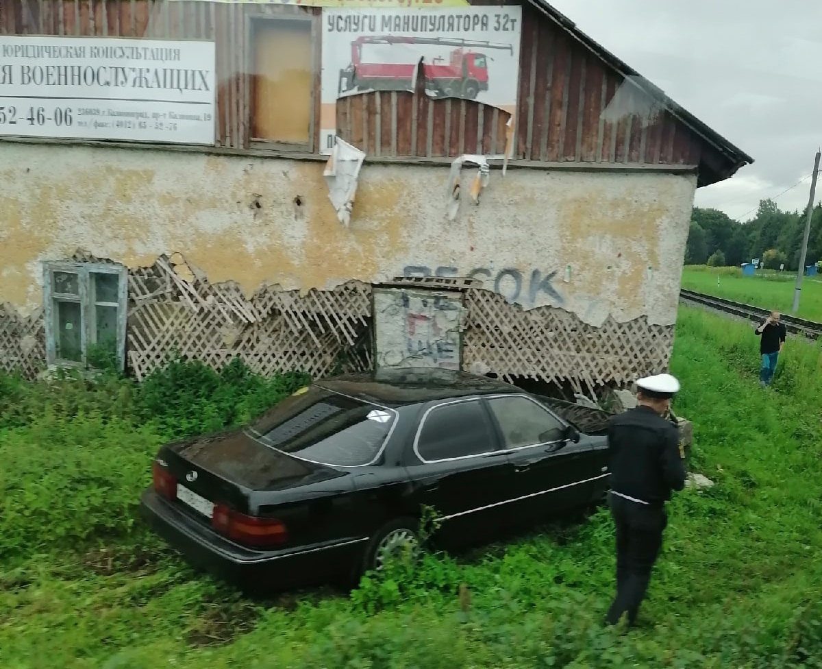 Под Балтийском «Лексус» въехал в дом