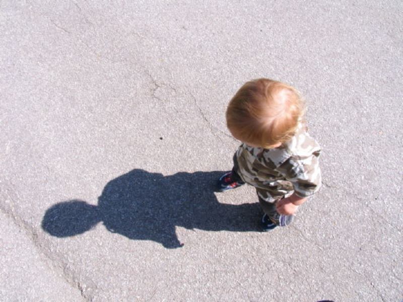 Ребенок не видит в дали. Дети теней. Тень картинка для детей. .Дети на прогулке тень. Тень от ребенка.