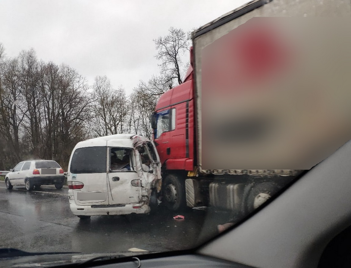 В Калининграде микроавтобус влетел в фуру