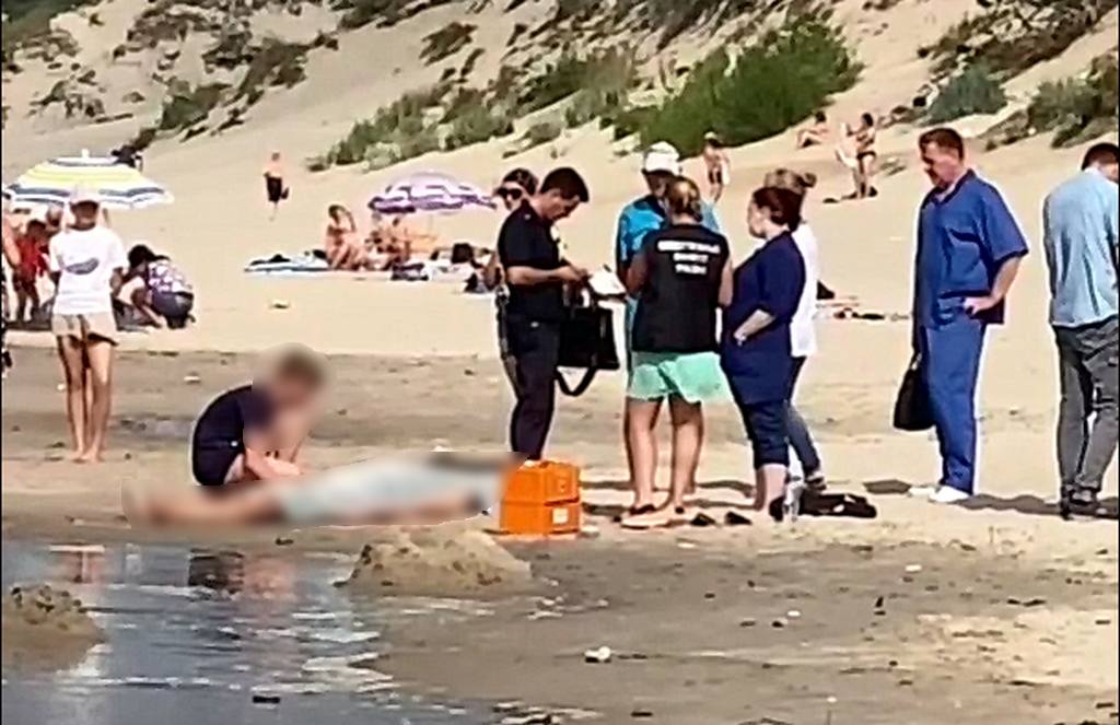 Человек утонул в море. В Зеленоградске утонул мужчина. Утонувшая женщина на пляже.