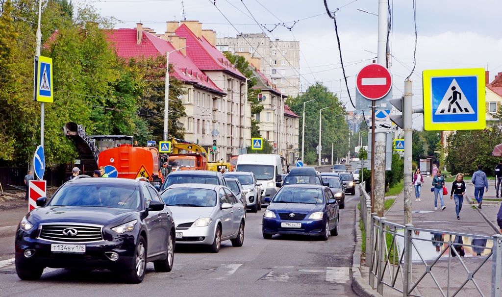 Что делать в калининграде. Пешеходный переход. Пешеходные переходы в Калининграде. Пешеходы на улицах города. Улицы Калининграда.