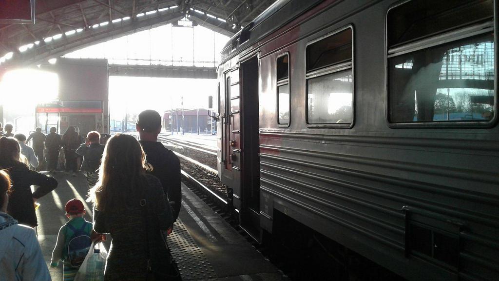 люди прощаются на вокзале. поезд посылать. вагон-автомобилевоз ржд. проводница с флажком. поезд посылать.