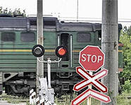 Под Калининградом лихач на мотороллере едва не устроил железнодорожное крушение