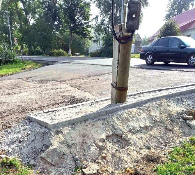 Столбу тротуара. Столб на тротуаре. Столб на трассе в Калининграде. Проседает тротуар у столба. Ремонт дороги упереться в преграду.