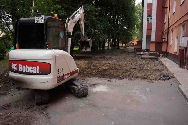 Ремонт двора в Московском районе Калининграде идёт синхронно с ремонтом фасада редкий случай.jpg