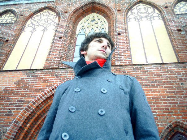 На фоне Кафедрального Собора Кёнигсберга.jpg