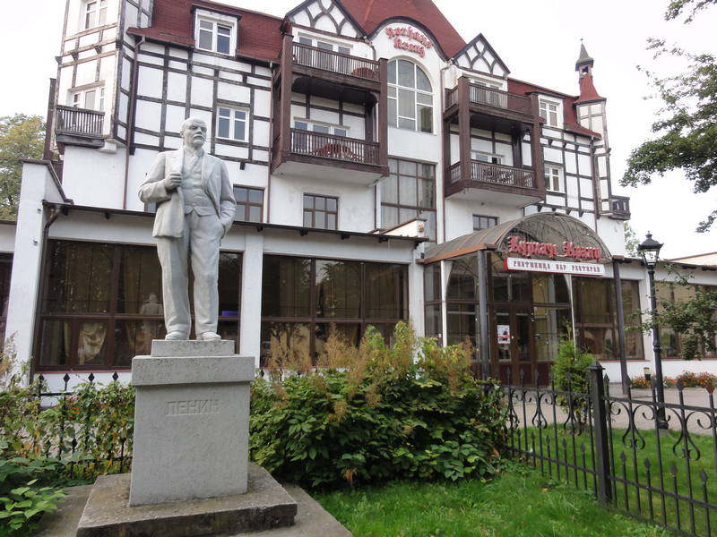 гостиница отель Курхаус Кранц (4) памятник Ленин Зеленоградск.JPG