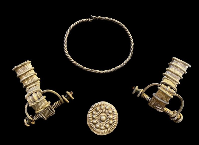 Балтские фибулы и гривна.jpg Балтские фибулы и гривна.jpg