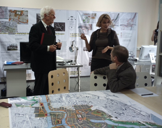 Бывший главный архитектор Берлина Ханс Штимманн на фото слева побывал гостем бюро Сердце города и пообщался с Ольгой Мезей.jpg