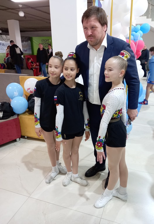 Алексей Шемаров с юными гимнастками.jpg