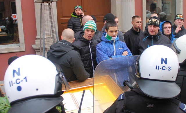 Фанатов футбольного клуба Лехия Гданьск время от времени приходится силами полицейского спецназа.jpg