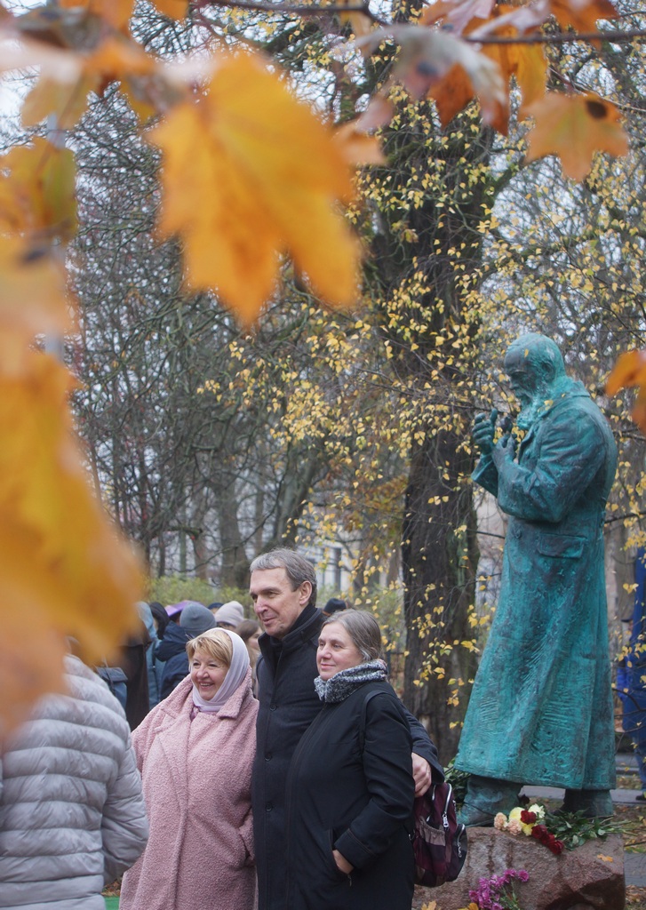 Памятник Достоевскому в Калининграде.jpg
