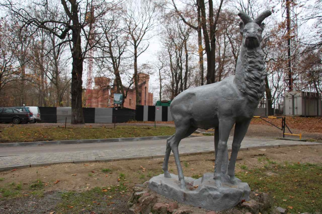 козёл Южный парк Аллея Смелых скульптура (1) - копия.JPG