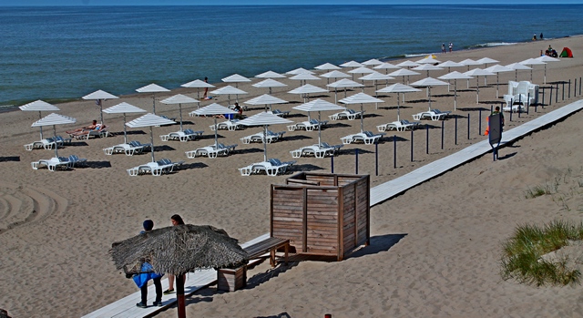 Пляжу в Янтарном официциально присвоен высший международный знак качества Голубой флаг.jpg