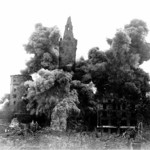 Взрыв главной башни замка в 1953 году.jpg
