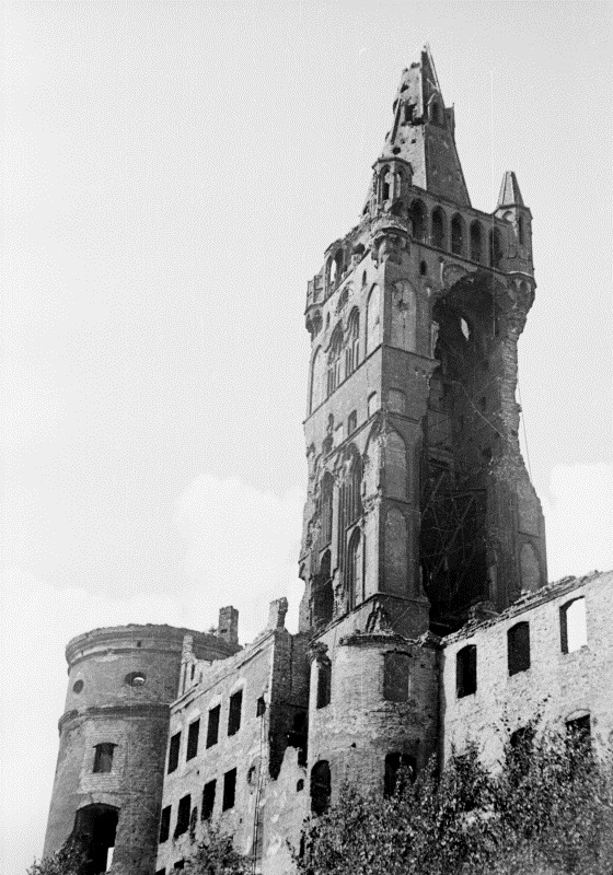 Главная башня замка в 1947 году.jpg