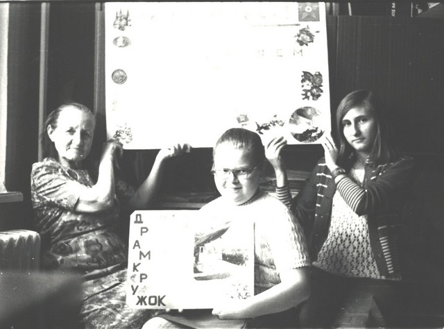 Слева направо мать скульптора Николая Соловьёва и её соседка Светлана Шапуро в квартире Соловьёва Фото 1977 из архива Светланы Шапуро.jpg