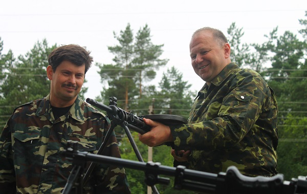Цуканов с пулеметом Дегтярева.jpg