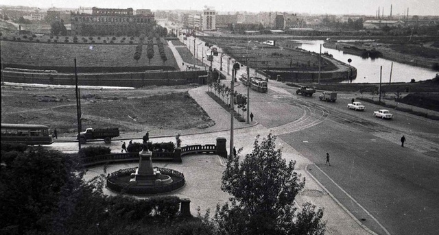 Вид на центр Калининграда с руин Королевского замка.jpg