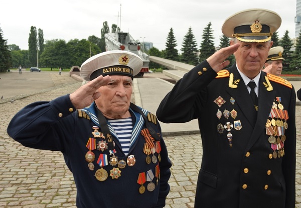 В Калининграде поздравления командующего Балтфлотом приняли не только действующие моряки но и ветераны.jpg