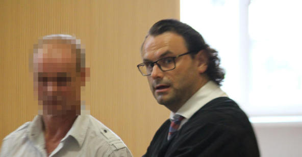 Посудимый Игорь Е и его защитник. Посудимый Игорь Е и его защитник.