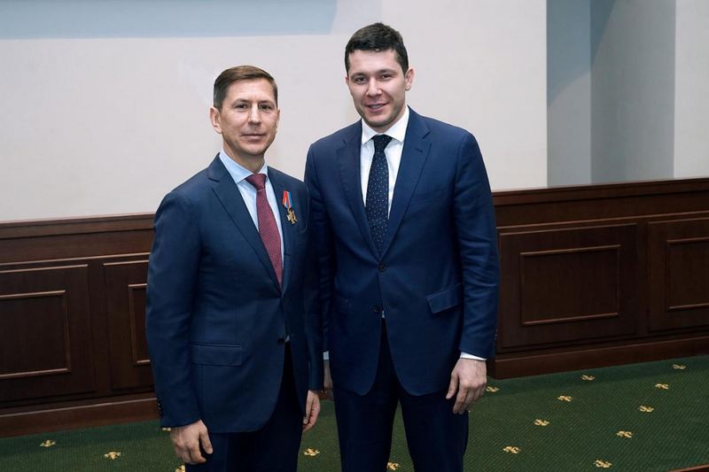 Бут Гусаим и губернатор Антон Алиханов.jpg