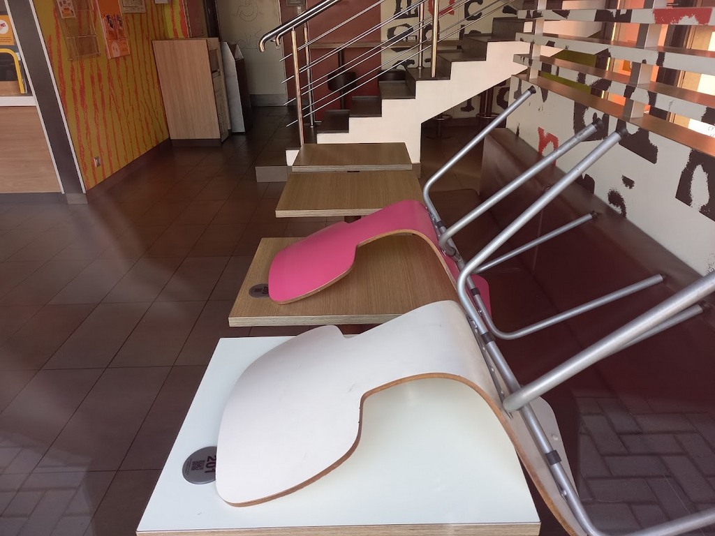 Макдоналдс на Советском проспекте столы и стулья.jpg
