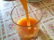 Из кафе быстрого питания в Нестерове пытались вынести дневную выручку и сок