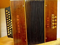 В Калининграде женщина порвала себе бюджет на гармонях