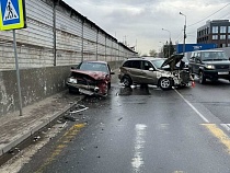 На Правой Набережной в лобовом столкновении пострадали три человека