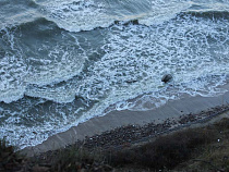 В Пионерском из-за высоких волн запрещено купание