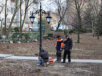 В парке Пионерского появилось 14 ажурных фонарей