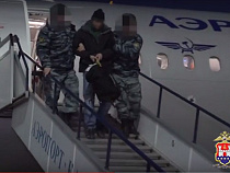 Обвиняемого в убийстве калининградки в Храброво встречал автозак (видео)