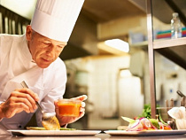 Иностранным гражданам, трудоустраивающимся в России вне квот, могут разрешить работать поварами, гидами и переводчиками