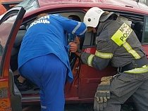 После удара поезда спасателям пришлось деблокировать раненого из машины