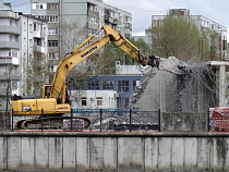 В Рыбной деревне-2 начали сносить незаконную постройку (видео)