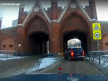 Автомобилиста занесло на рельсах у Бранденбургских ворот (видео)