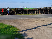 В пригороде Калининграда перевернулась фура (фото)