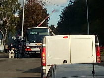 Водитель автобуса: шлагбаум опустился через 3 секунды после предупреждающих сигналов