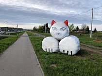 На въезде в Зеленоградск установили гигантскую кошку из рулонов сена
