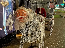 В Гурьевске обезглавили фигуру Деда Мороза