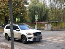 Элитный «Мерседес» сбил человека в Калининграде на пешеходном переходе