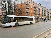 На Ленинском проспекте из автобуса выпала 82-летняя женщина