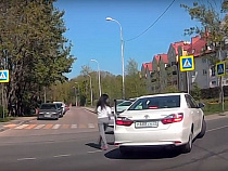 В Калининграде поссорились водители белых элитных японских автомобилей (видео)