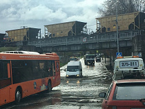 Затопленный Калининград: «водопад» на Иртышской, «река» на Аллее Смелых (фото, видео)