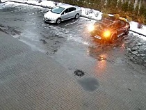 В Светлогорске у автосервиса расстреляли заднее стекло в машине (видео)