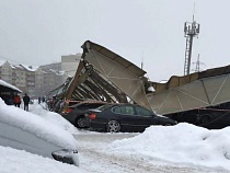 Из-за снега на Сельме на десятки машин рухнула крыша парковки