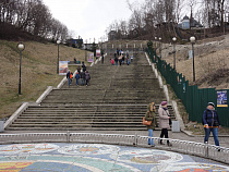 Приезжие разбирают солнечные часы Светлогорска на сувениры